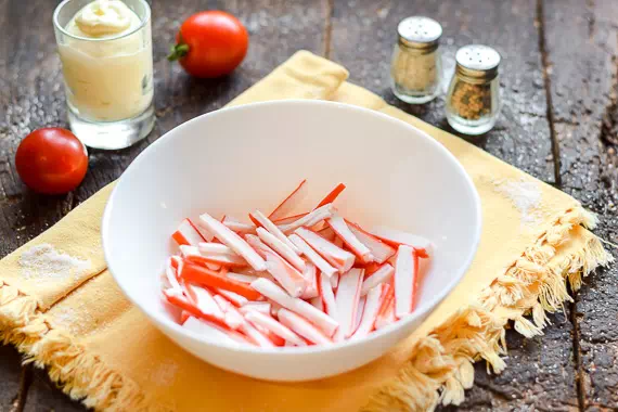 салат крабовые палочки помидоры сыр рецепт фото 2